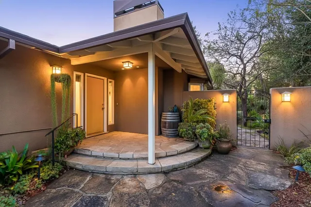 a view of a big room with closet and windows