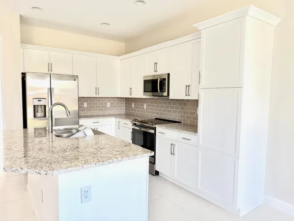 $2,550 | 6148 Bella Rosa Lane, Vero Beach, FL 32966