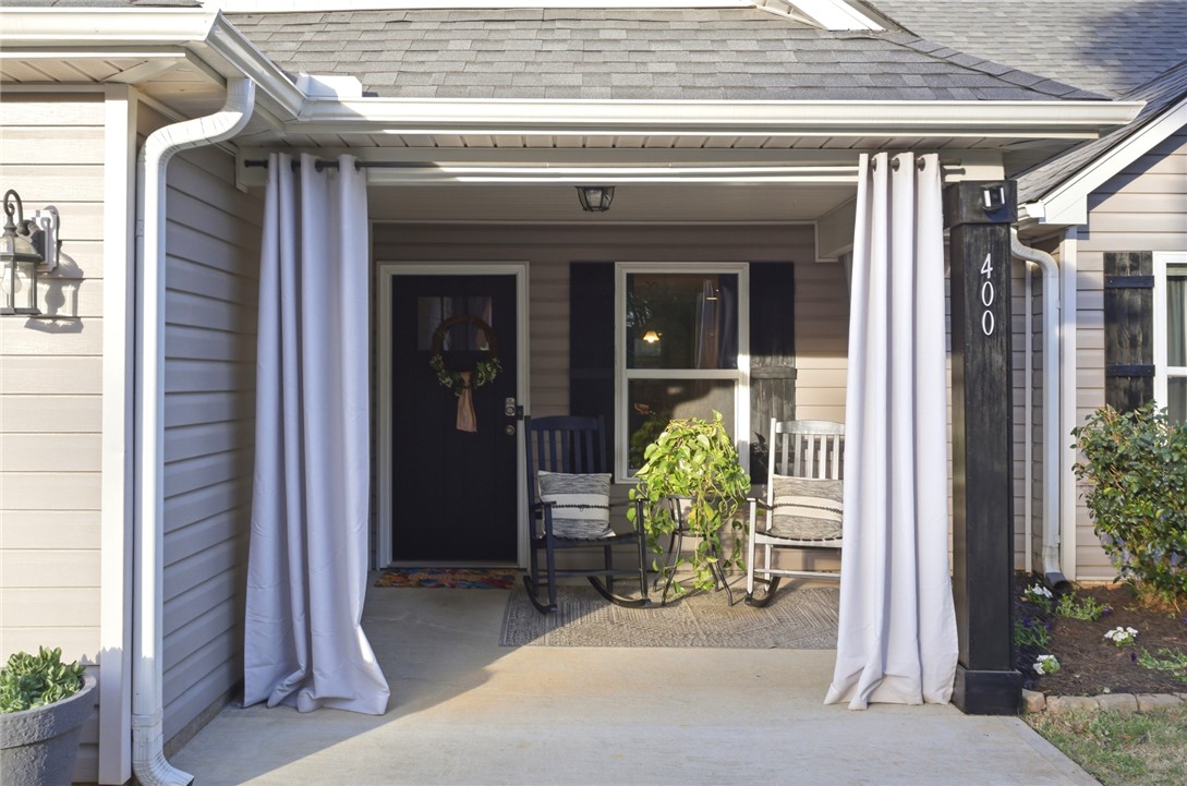 400 Green View Court Westminster, SC 29693 - Photo 25 of 33 An inviting front entrance offers a charming welcome.