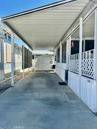 a view of entryway with a yard