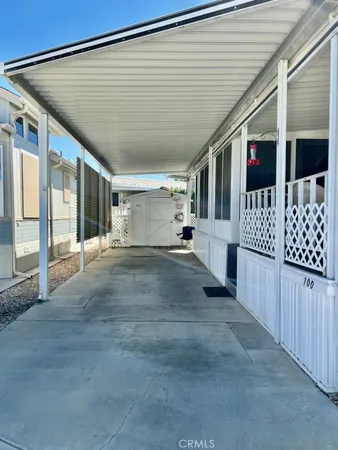 a view of entryway with a yard