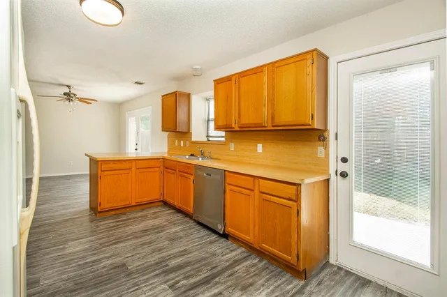 $2,595 | 8406 Americas Cup, Rowlett, TX 75089