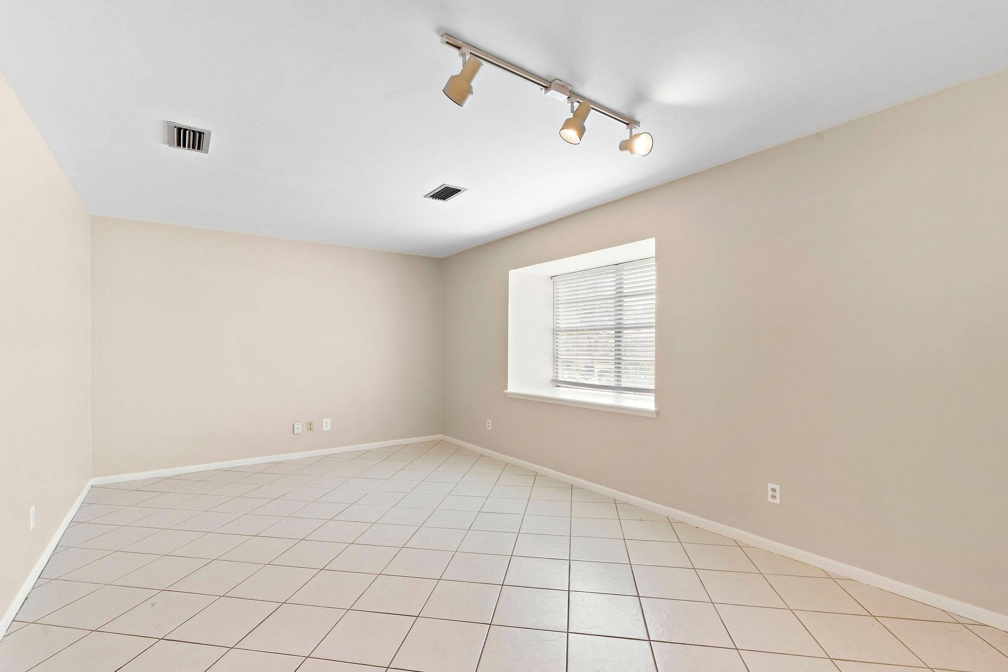 5522 Ariel Street Houston, TX 77096 - Photo 4 of 20