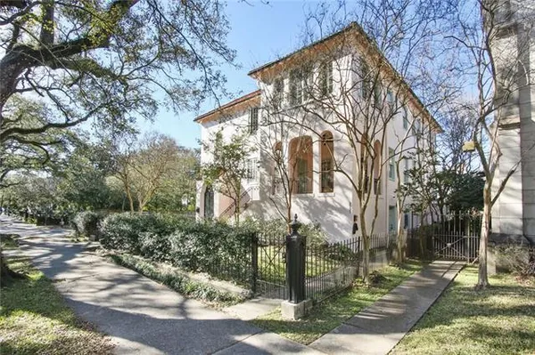 $2,800 | 2931 St Charles Avenue, New Orleans, LA 70115