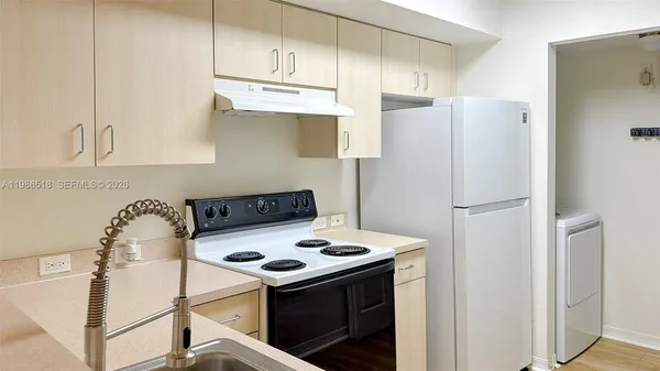 $2,300 | 677 Southwest 111th Avenue, Unit 204, Pembroke Pines, FL 33025