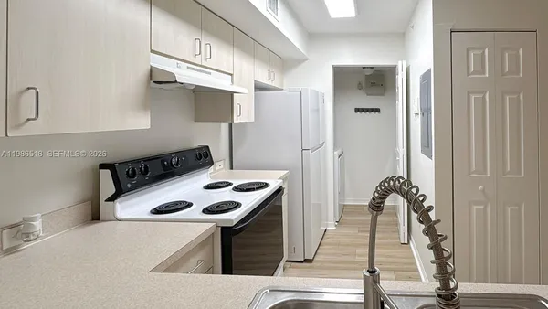 $2,300 | 677 Southwest 111th Avenue, Unit 204, Pembroke Pines, FL 33025