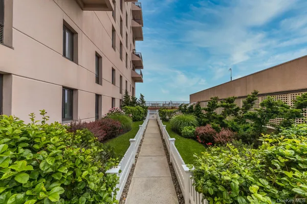 $25,000 | 100 West Broadway, Unit 7F, Long Beach, NY 11561