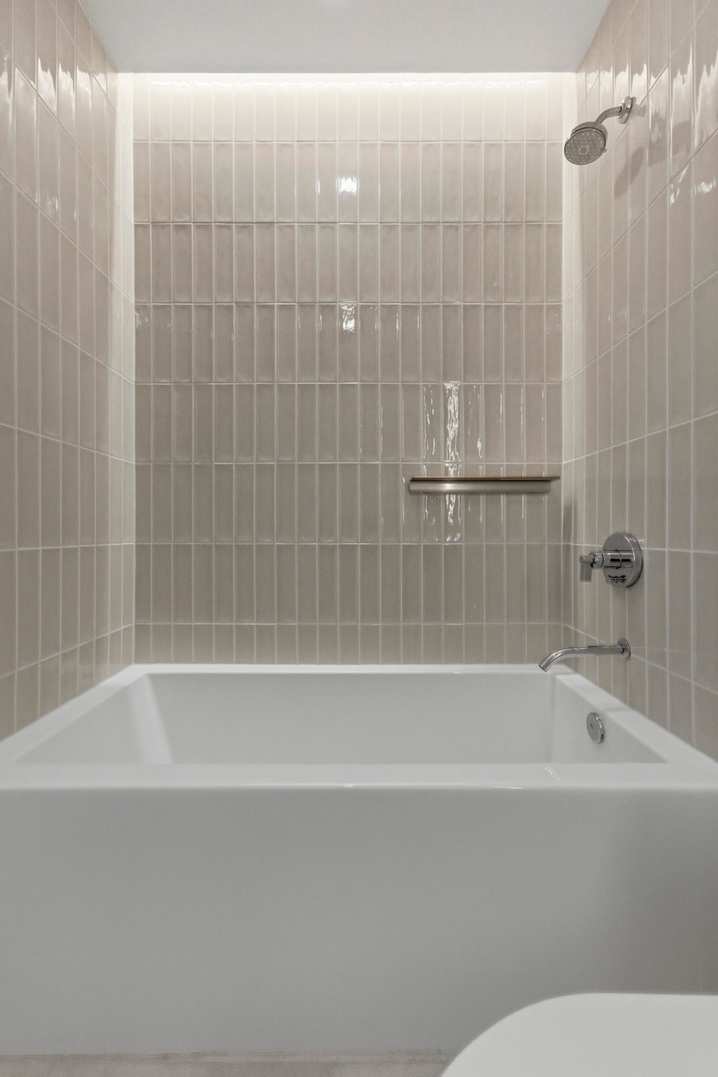 610 Davis Street, Unit 2204 Austin, TX 78701 - Photo 19 of 22 a bathroom with a bathtub and shower