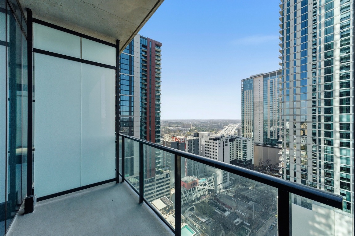 610 Davis Street, Unit 2204 Austin, TX 78701 - Photo 20 of 22 a view of a balcony with city view