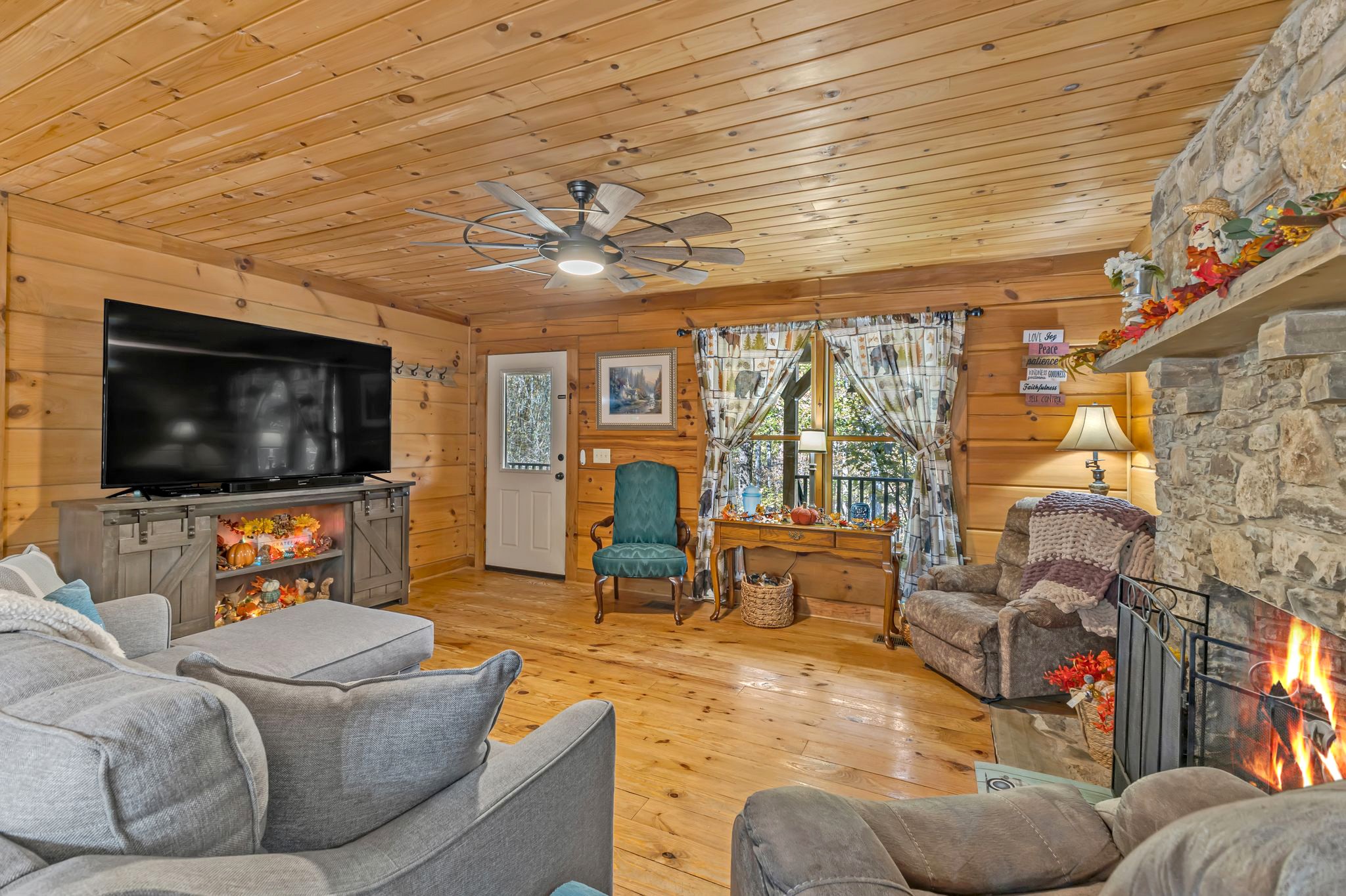 5833 Dewey Carr Road Bethpage, TN 37022 - Photo 16 of 60 a living room with furniture and a flat screen tv