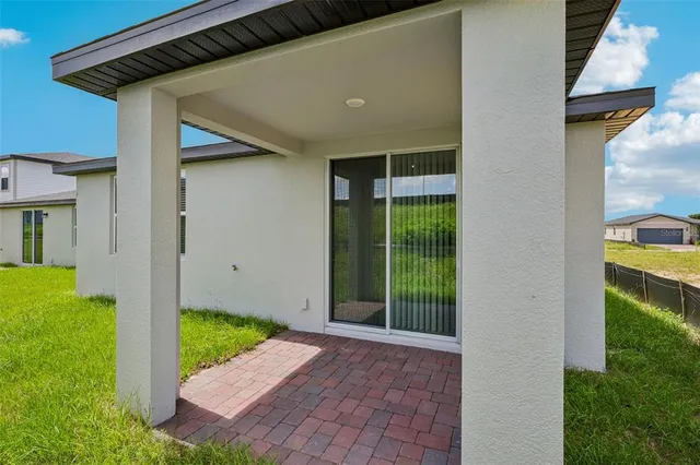 a view of backyard with garden
