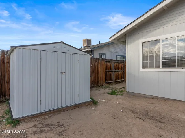 a view of a house with backyard