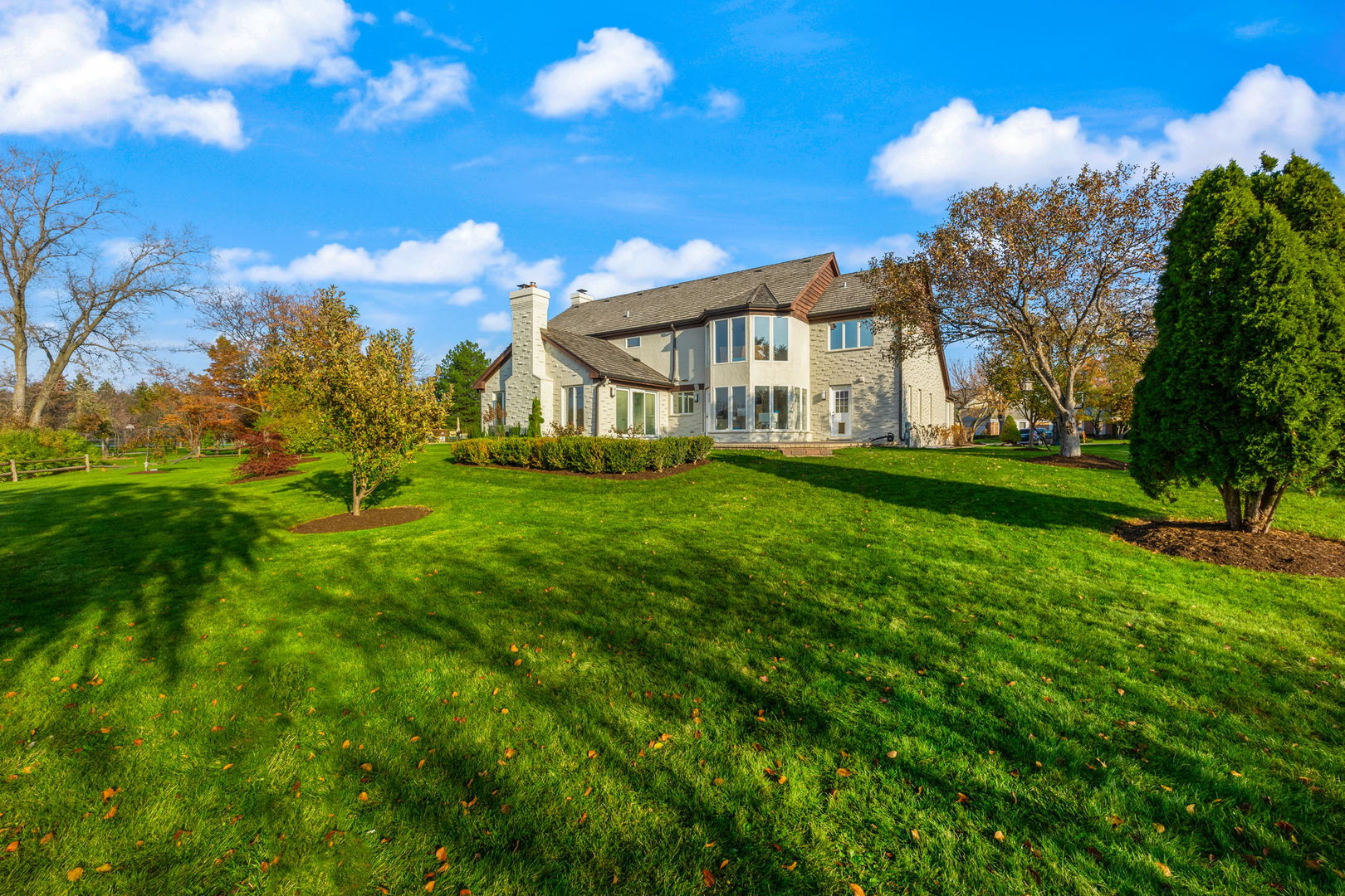 2500 Osage Drive Glenview, IL 60026 - Photo 4 of 77 a view of a house with a big yard
