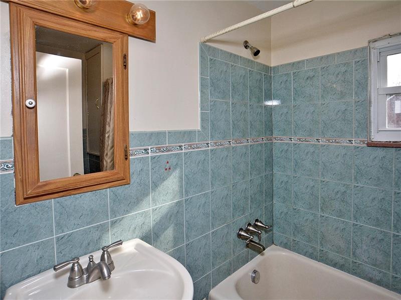 447 Agnew Road Jeannette, PA 15644 - Photo 18 of 23 Upper level full bath. New fixtures and all new plumbing.