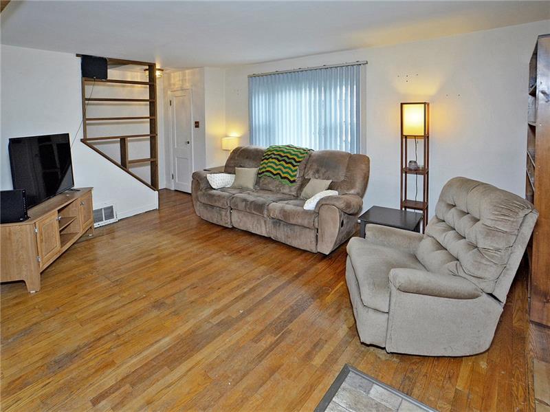 447 Agnew Road Jeannette, PA 15644 - Photo 9 of 23 Nicely sized Living room