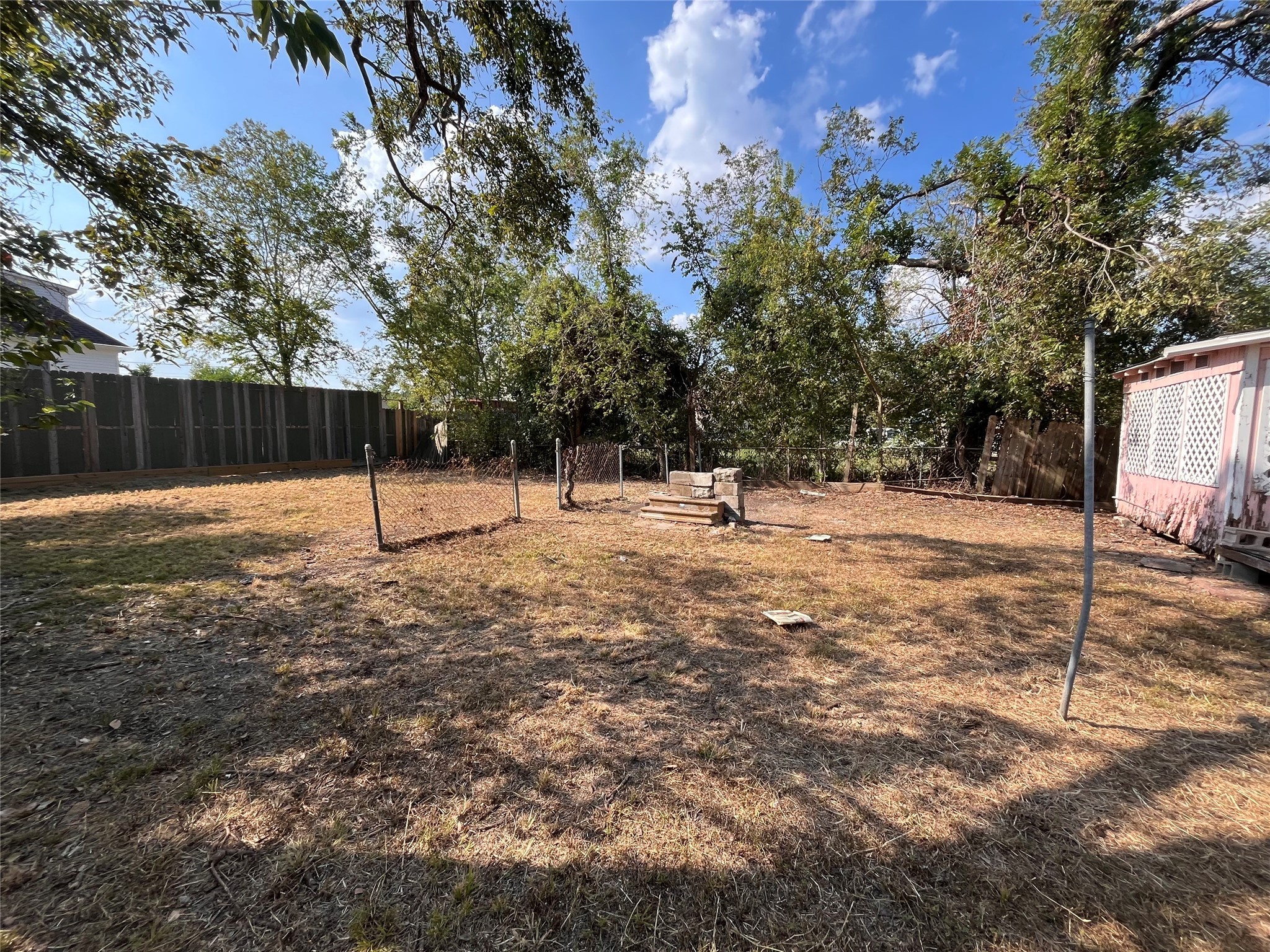 2007 Stevens Street Houston, TX 77026 - Photo 4 of 5 a backyard of a house with lots of green space