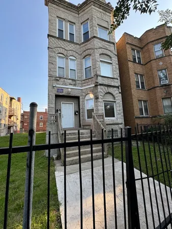 $2,100 | 705 West Garfield Boulevard, Unit 1, Chicago, IL 60621
