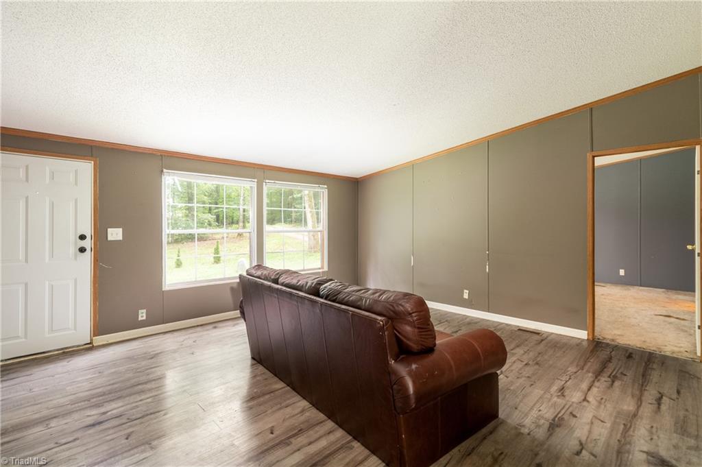 3940 Friendship Patterson Mill Road Burlington, NC 27215 - Photo 13 of 38 Living Room