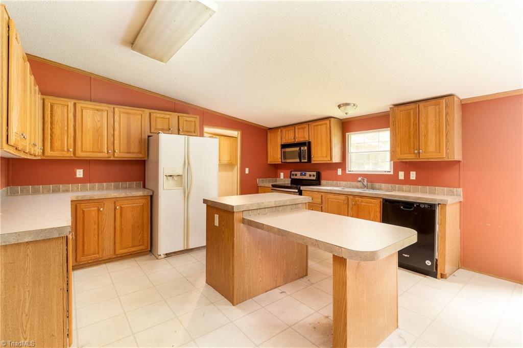 3940 Friendship Patterson Mill Road Burlington, NC 27215 - Photo 15 of 38 Kitchen with island