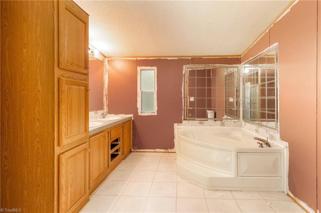 3940 Friendship Patterson Mill Road Burlington, NC 27215 - Photo 29 of 38 Garden tub