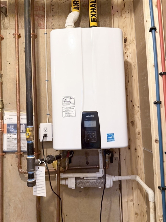 26 Marlyn Road Billerica, MA 01821 - Photo 32 of 36 a living room with furniture and a window