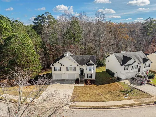 a view of a house with a yard