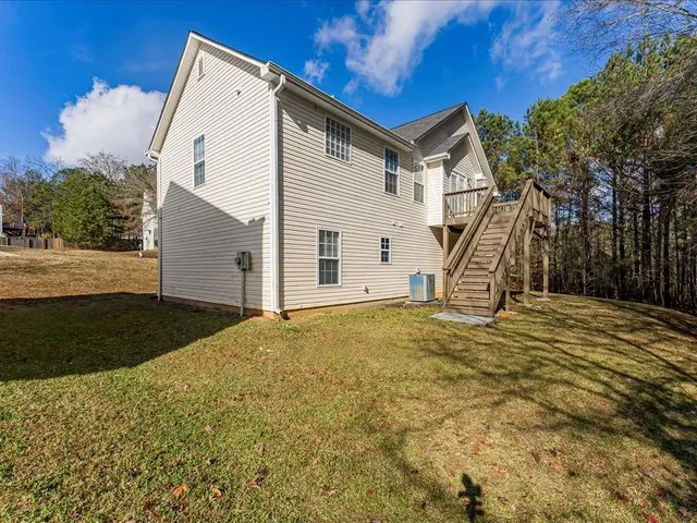 a view of a house with a backyard