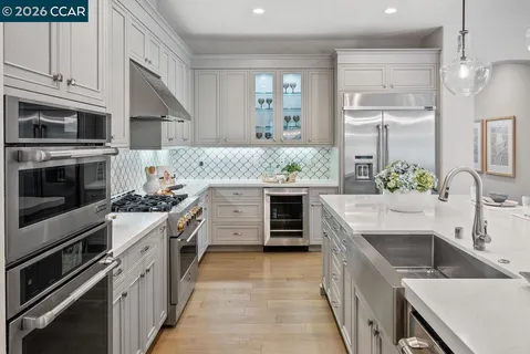 a large kitchen with kitchen island a large island in it