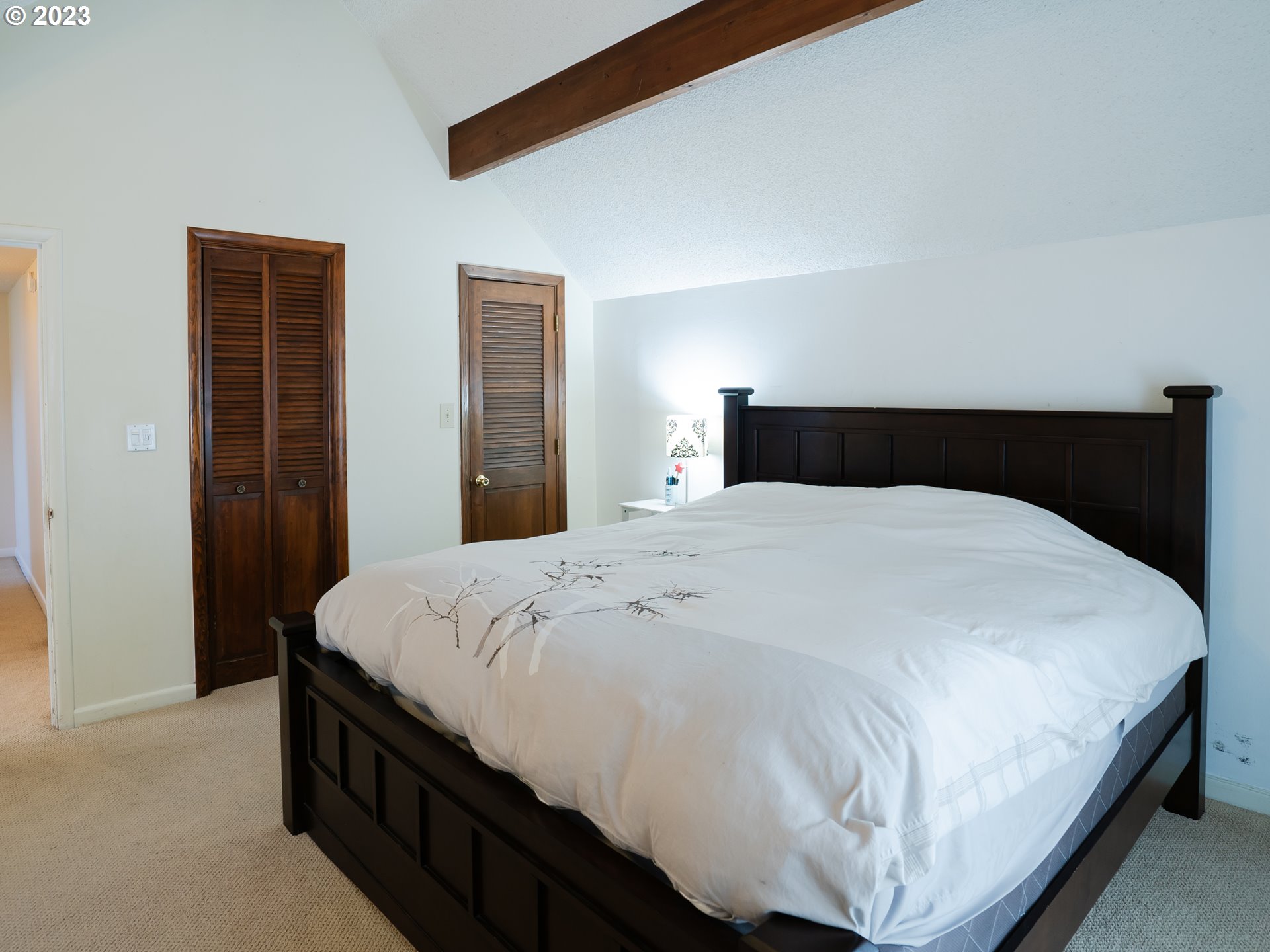 488 Sunshine Acres Drive Eugene, OR 97401 - Photo 17 of 40 a large bed sitting in a bedroom and lamp