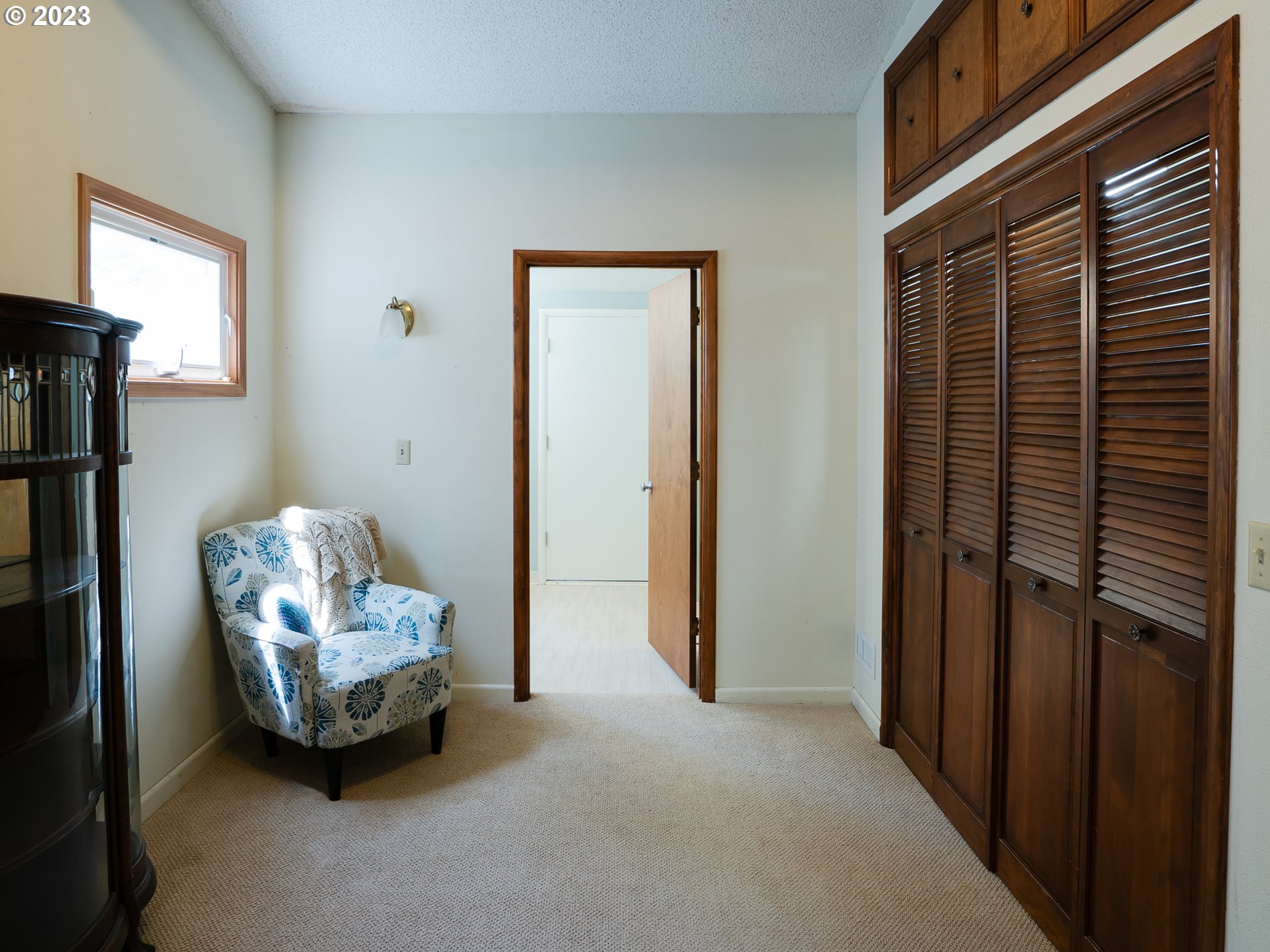488 Sunshine Acres Drive Eugene, OR 97401 - Photo 18 of 40 a living room with furniture and a window