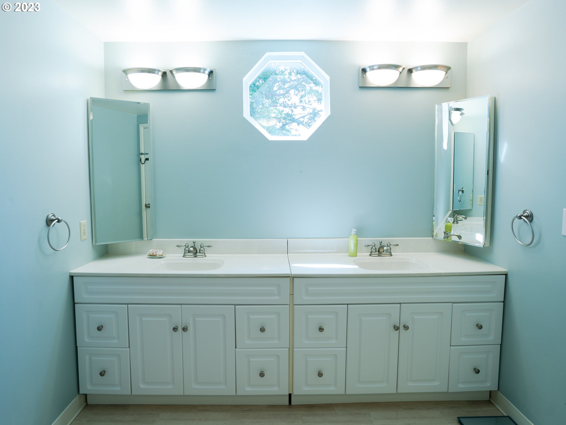 488 Sunshine Acres Drive Eugene, OR 97401 - Photo 19 of 40 a bathroom with a double vanity sink and a mirror