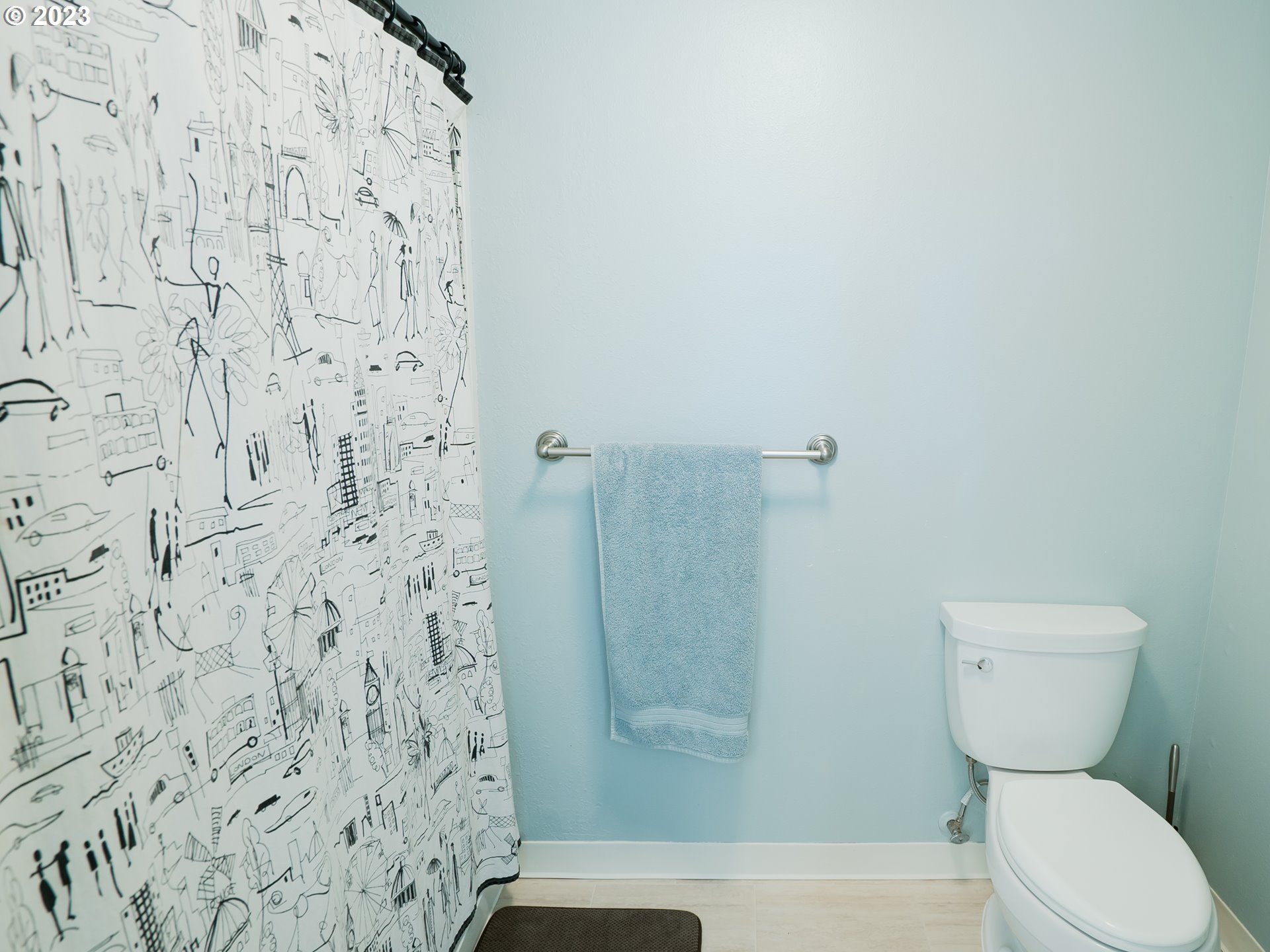 488 Sunshine Acres Drive Eugene, OR 97401 - Photo 20 of 40 a bathroom with a toilet and a shower