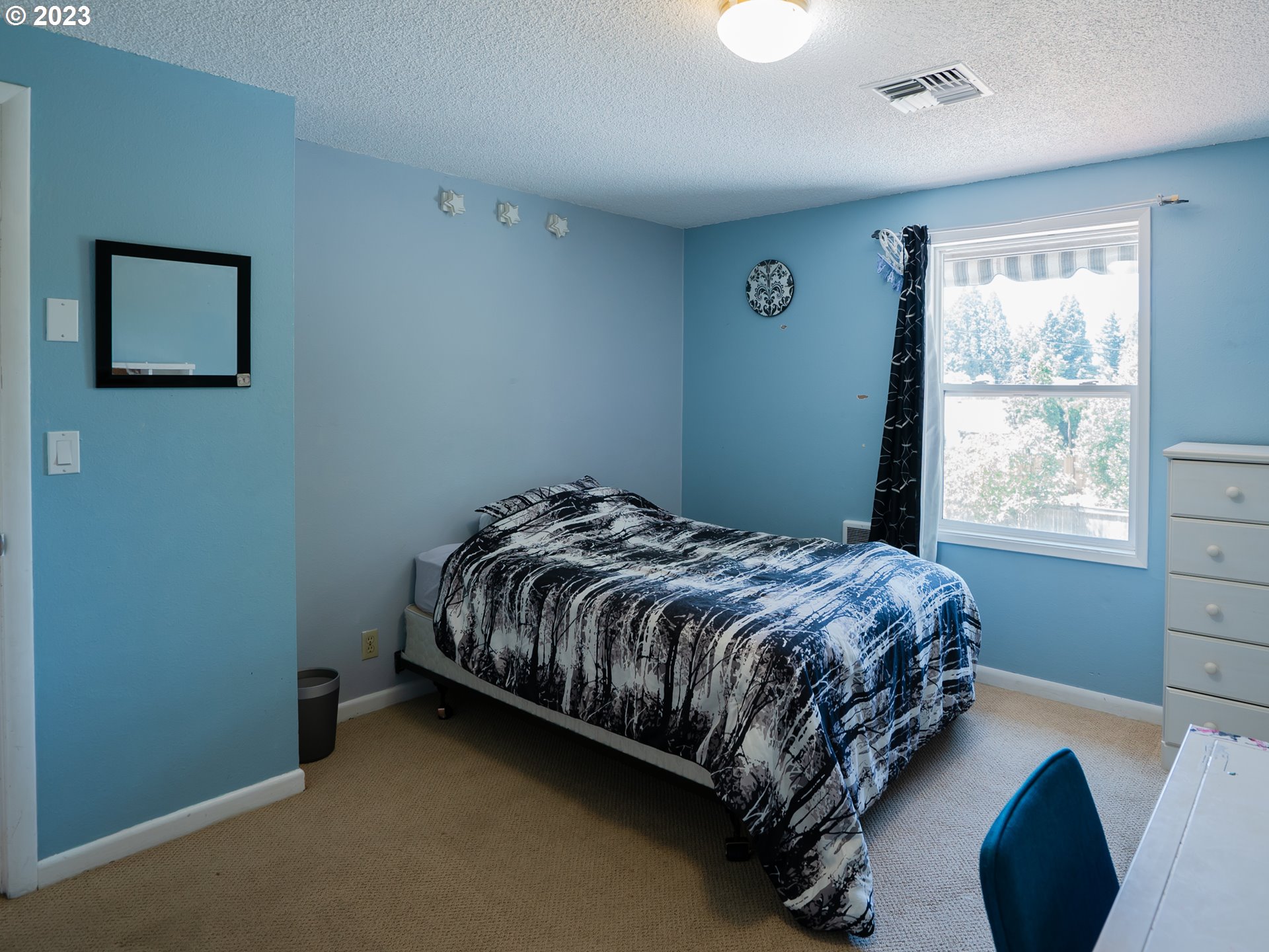 488 Sunshine Acres Drive Eugene, OR 97401 - Photo 25 of 40 a bed sitting in a bedroom next to a window