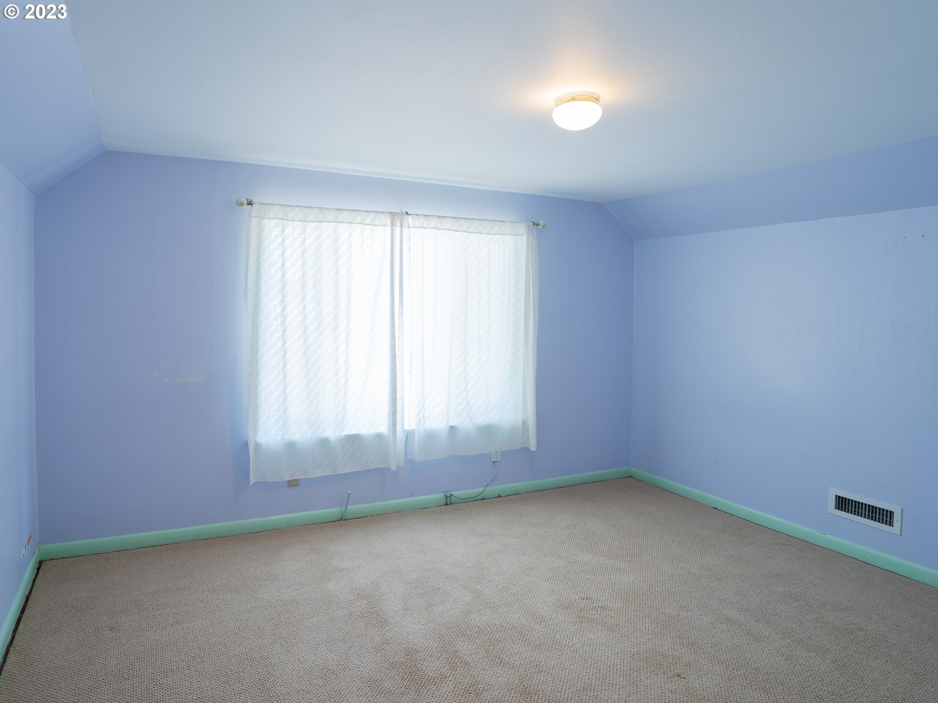 488 Sunshine Acres Drive Eugene, OR 97401 - Photo 27 of 40 an empty room with a window