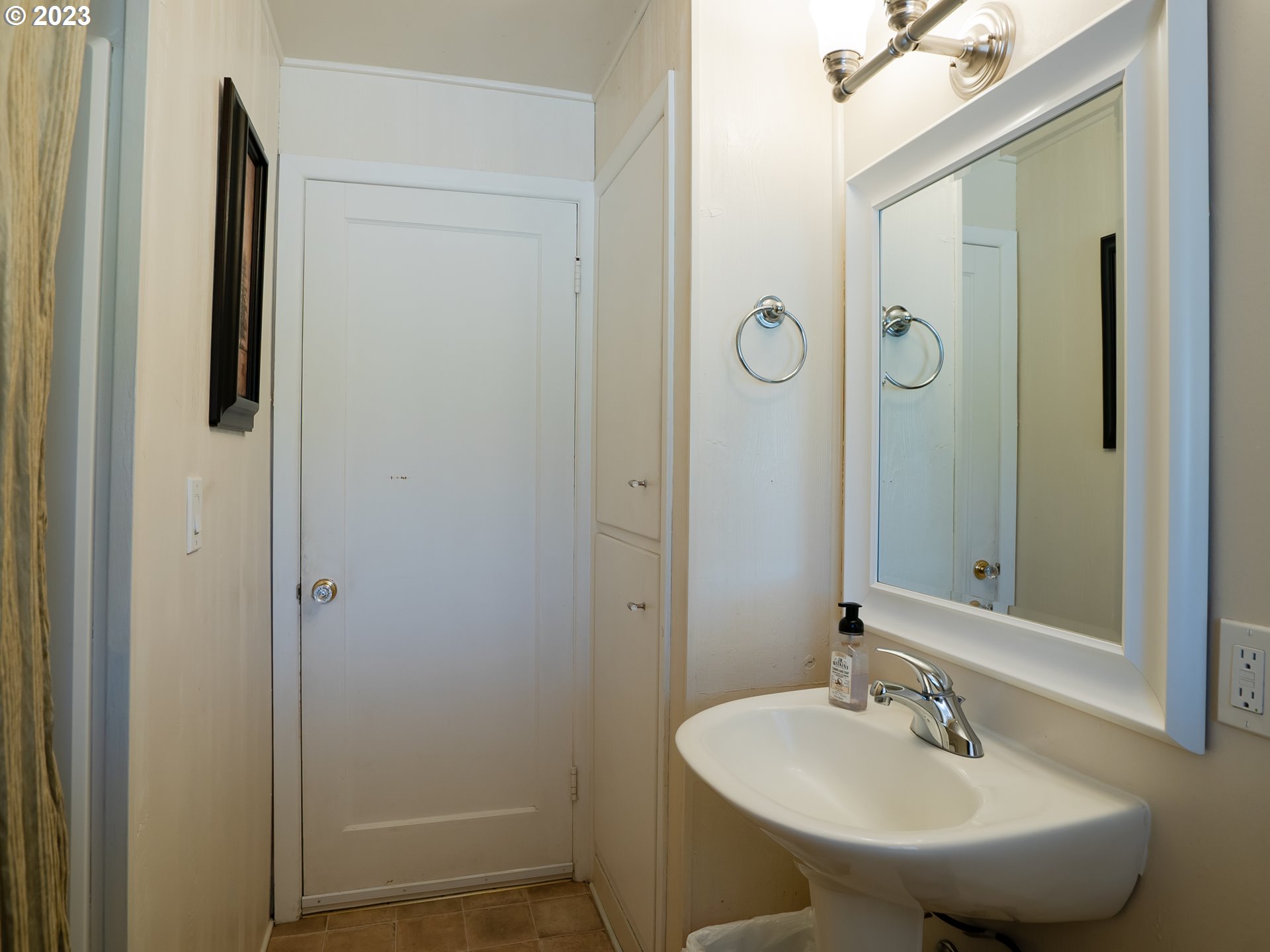 488 Sunshine Acres Drive Eugene, OR 97401 - Photo 29 of 40 a bathroom with a sink and a mirror