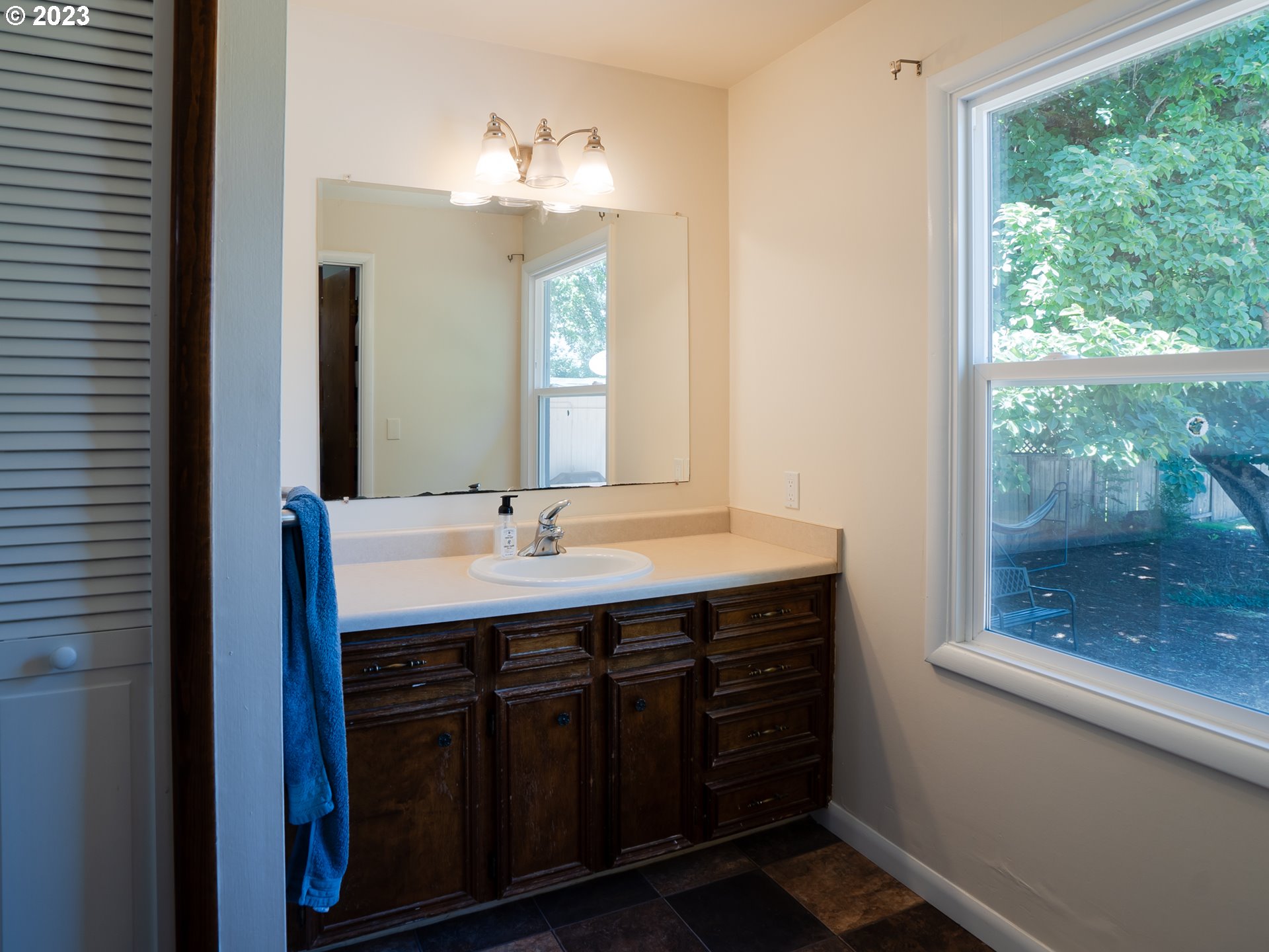488 Sunshine Acres Drive Eugene, OR 97401 - Photo 33 of 40 a bathroom with a double vanity sink and a mirror