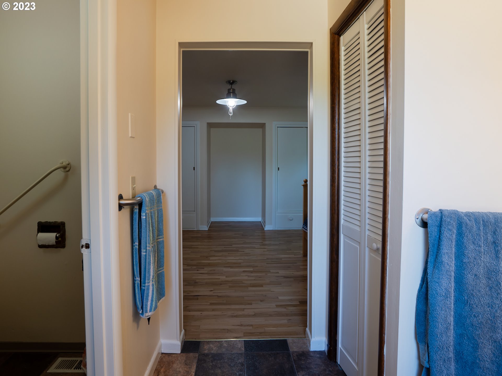 488 Sunshine Acres Drive Eugene, OR 97401 - Photo 34 of 40 a view of hallway with wooden floor