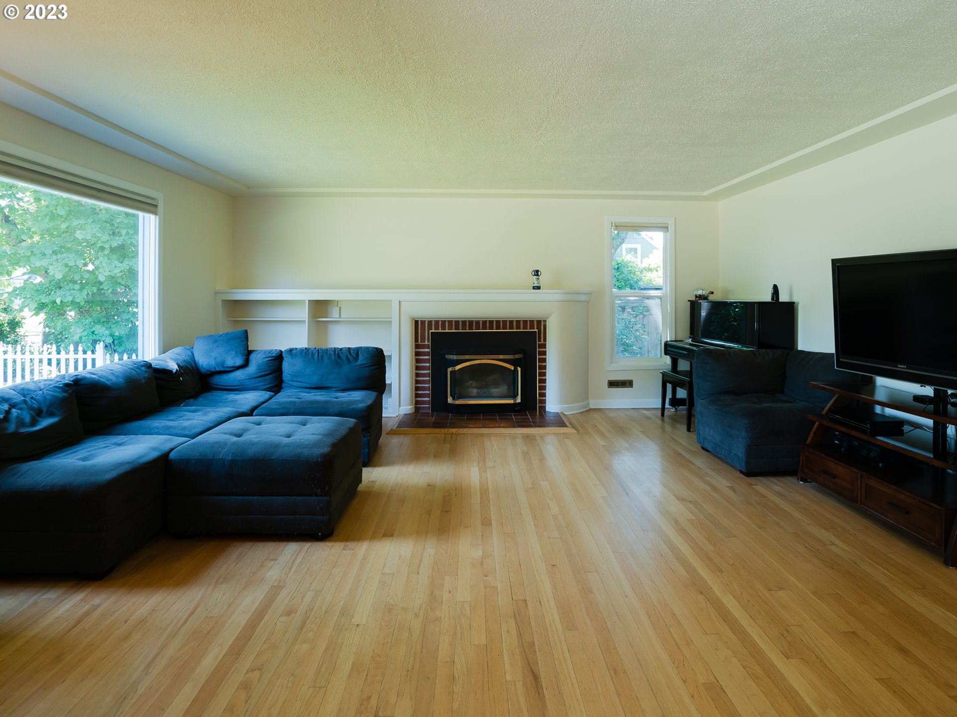 488 Sunshine Acres Drive Eugene, OR 97401 - Photo 6 of 40 a living room with furniture and a fireplace