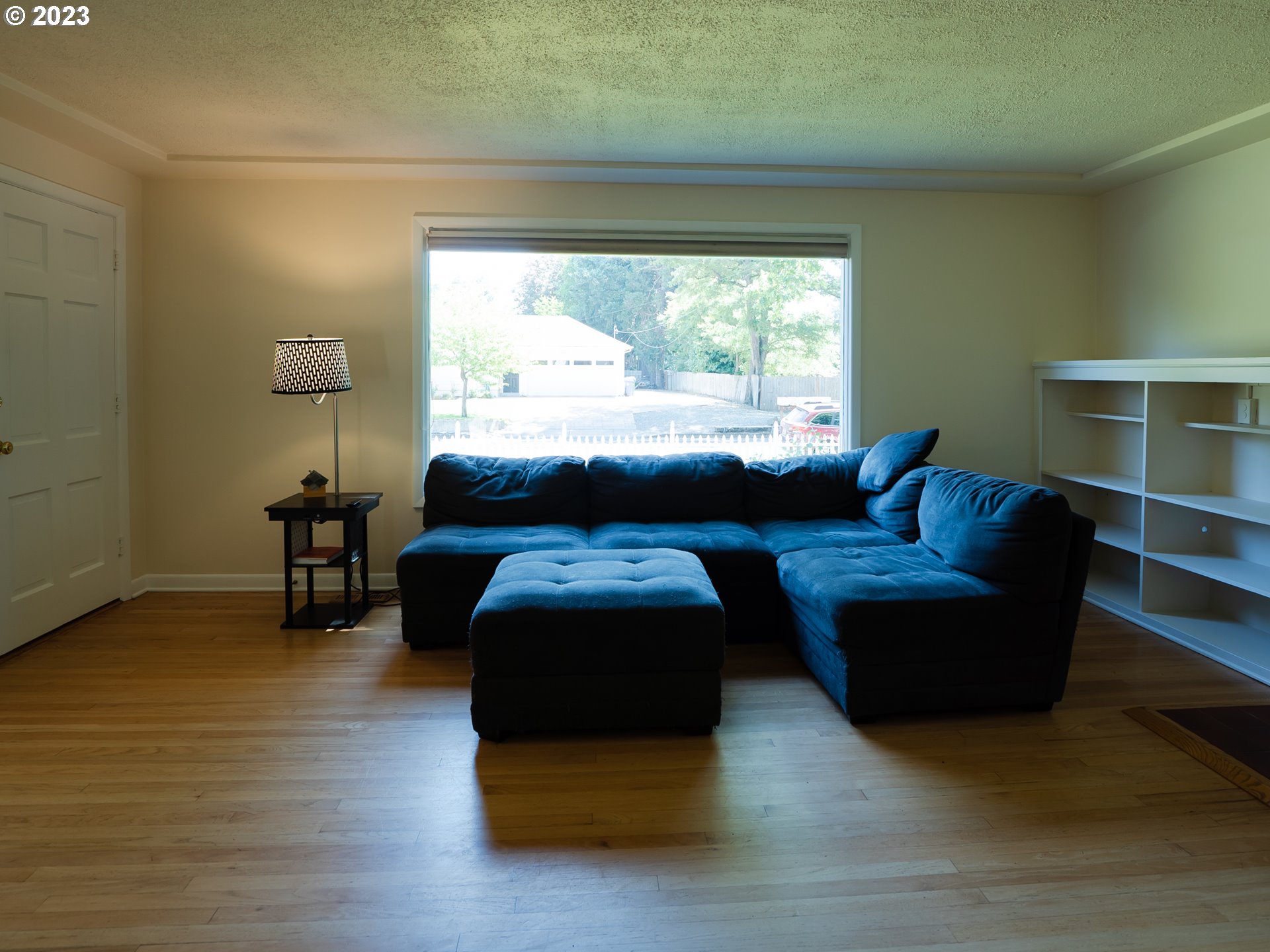 488 Sunshine Acres Drive Eugene, OR 97401 - Photo 8 of 40 a living room with furniture and a window