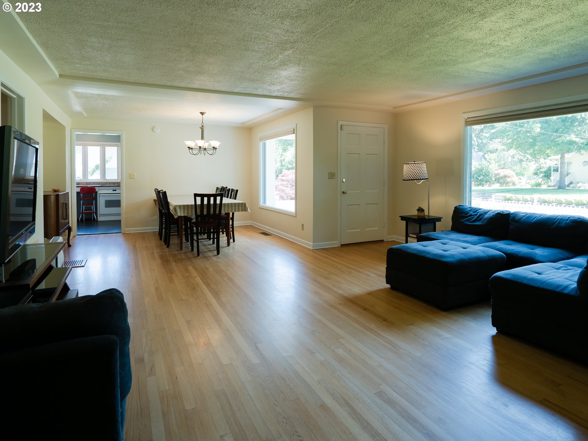 488 Sunshine Acres Drive Eugene, OR 97401 - Photo 9 of 40 a living room with furniture wooden floor and a large window