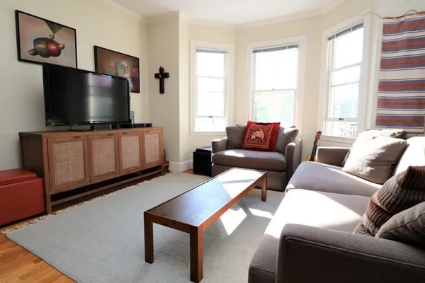 $3,300 | 8 Caldwell Avenue, Unit 3, Somerville, MA 02143