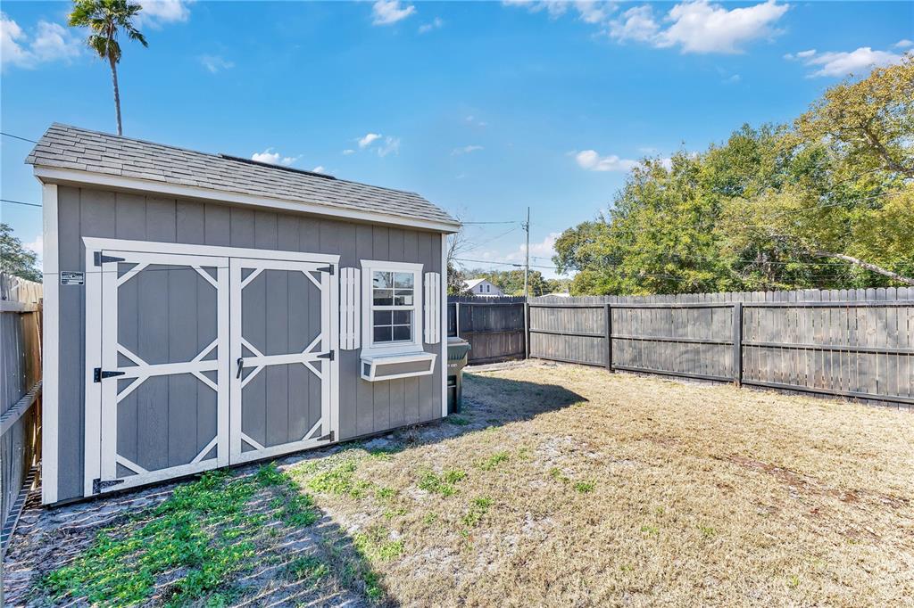 922 Delaware Avenue St. Cloud, FL 34769 - Photo 16 of 22 a backyard of a house with wooden fence