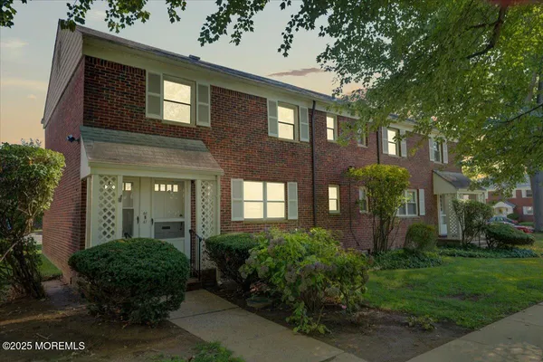 $2,300 | 46 Manor Drive, Unit 401, Red Bank, NJ 07701