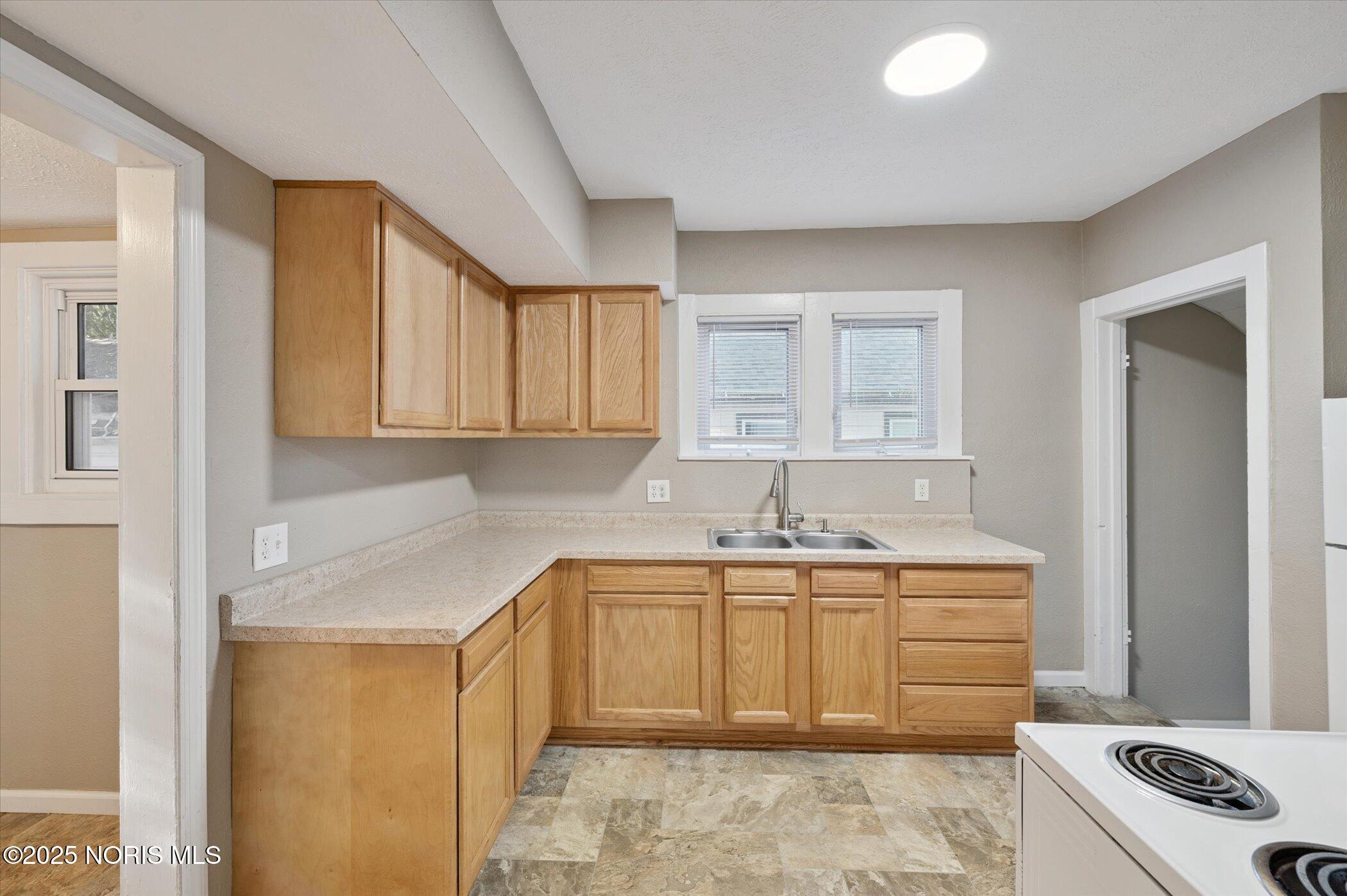 1809 Pilgrim Road Toledo, OH 43607 - Photo 15 of 41 18-1809-Pilgrim-Rd-Toledo-OH-43607-Windo
