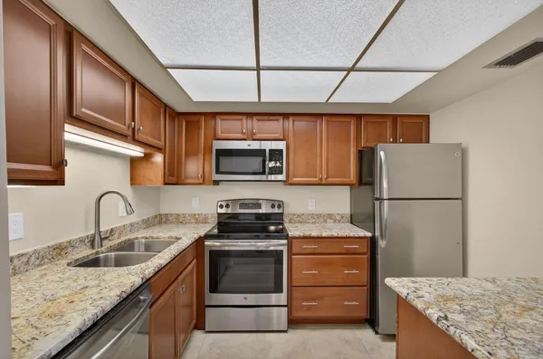 $2,000 | 4169 Oak Terrace Drive, Greenacres, FL 33463