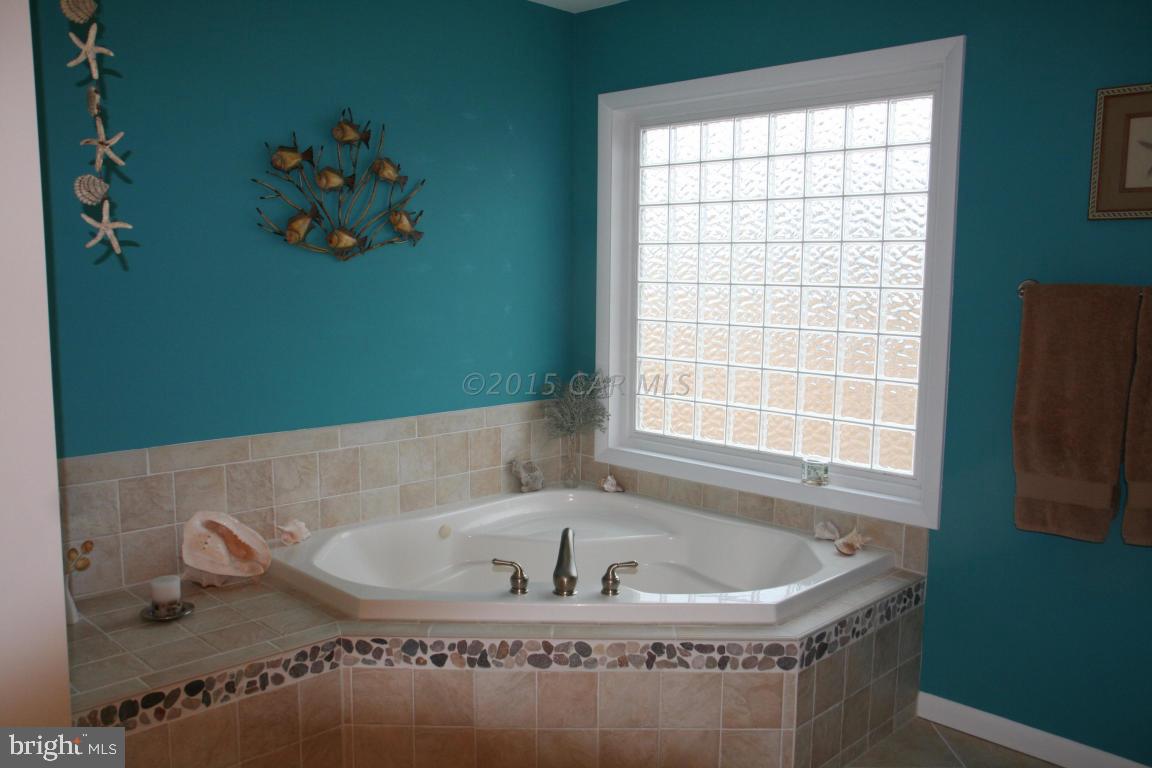 5607 Lone Pine Road Rhodesdale, MD 21659 - Photo 16 of 38 a bath tub sitting in a bathroom next to a window