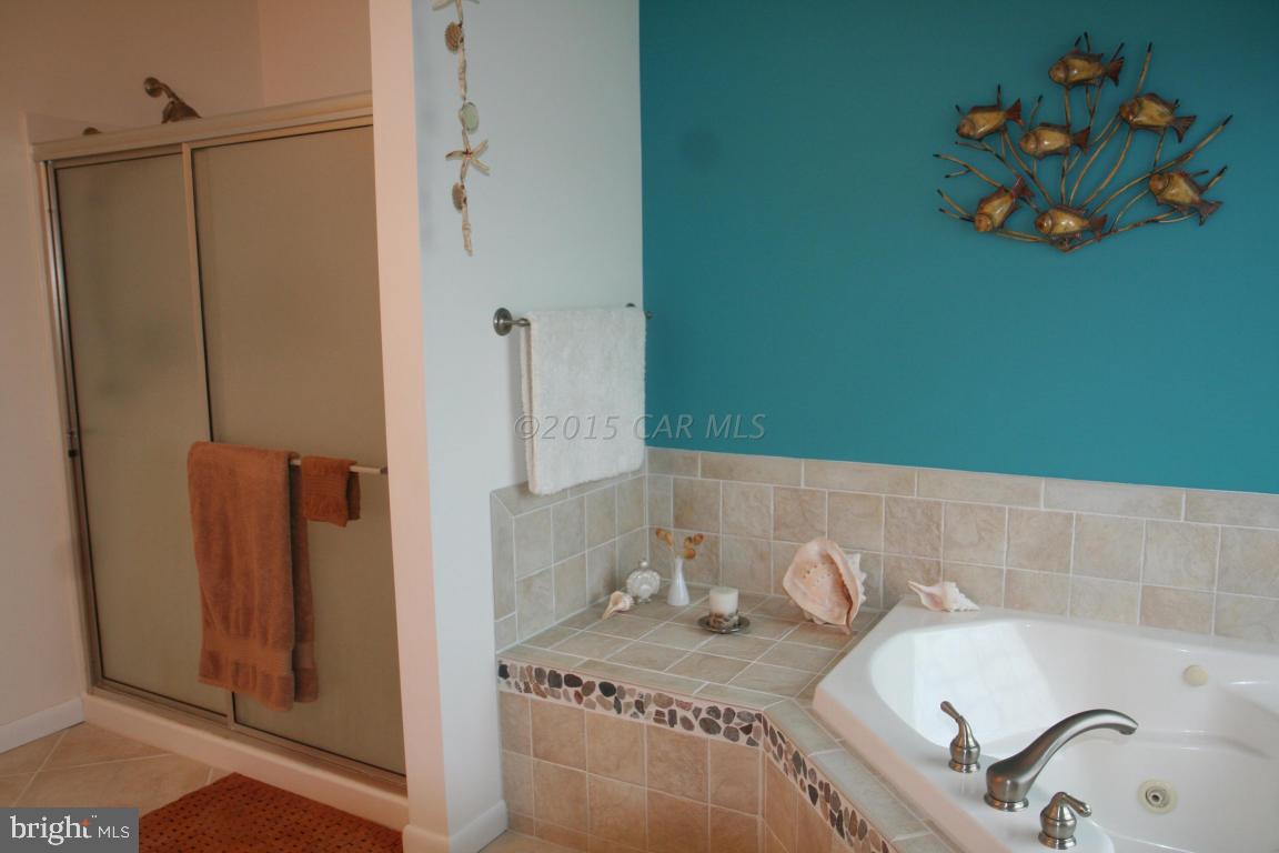 5607 Lone Pine Road Rhodesdale, MD 21659 - Photo 17 of 38 a bathroom with a tub and sink