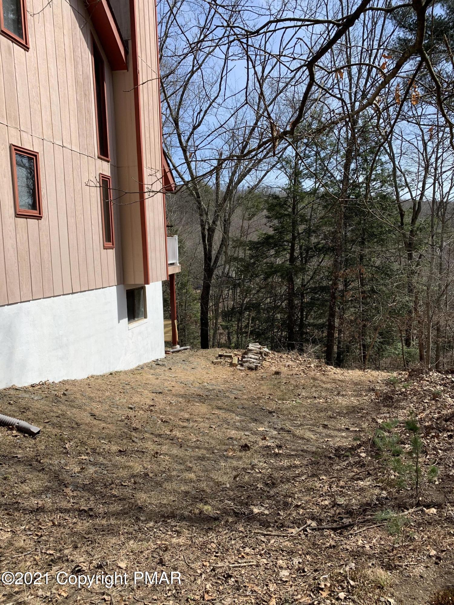 261 Kirkham Road Bushkill, PA 18324 - Photo 11 of 51 10-Right Side