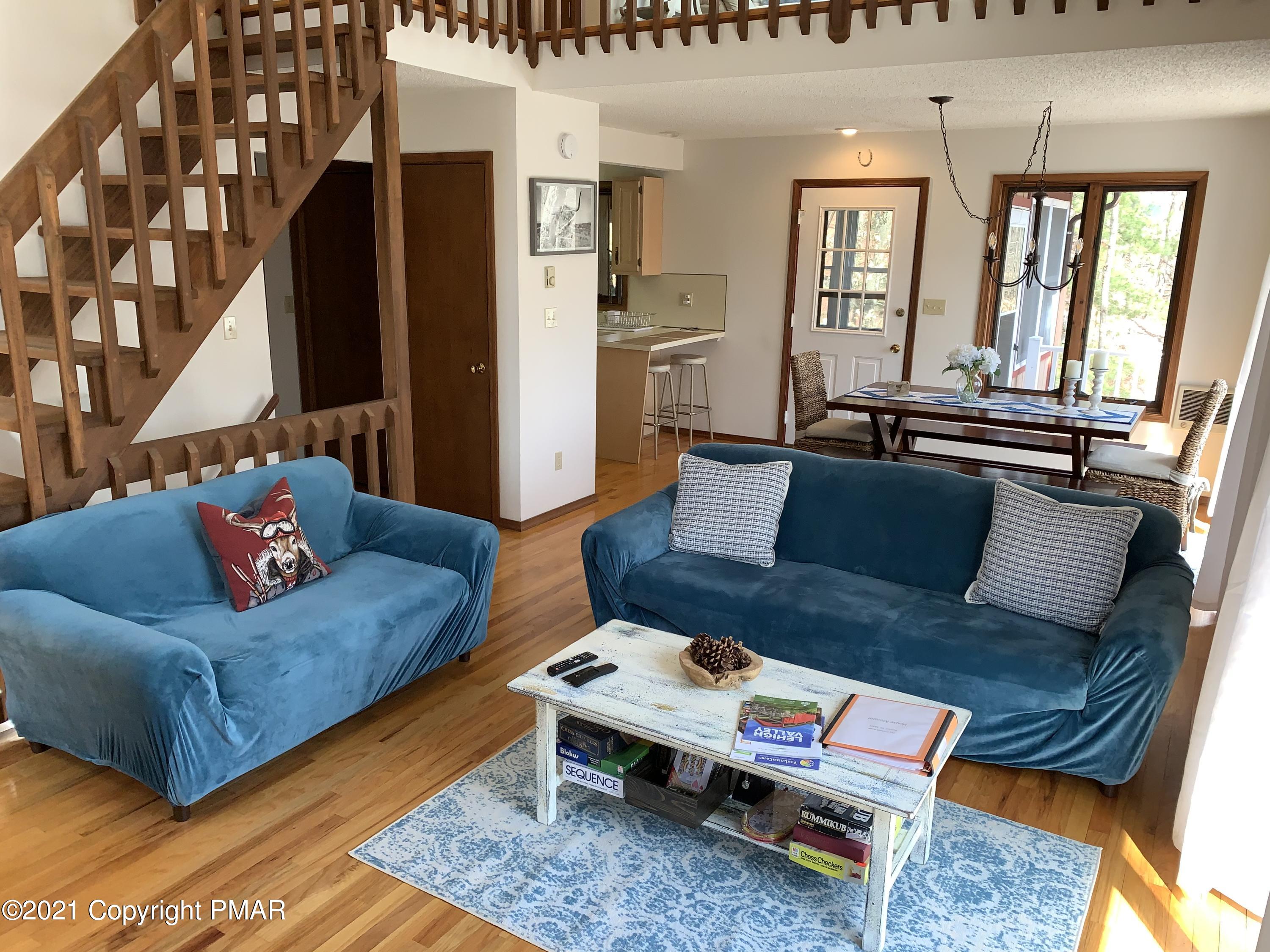 261 Kirkham Road Bushkill, PA 18324 - Photo 17 of 51 15-Living Room