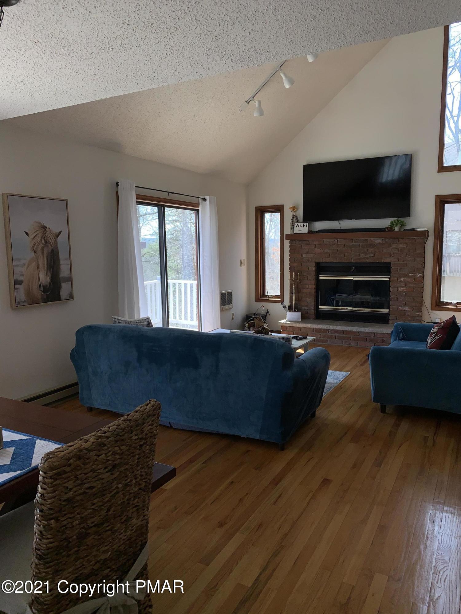 261 Kirkham Road Bushkill, PA 18324 - Photo 18 of 51 16-Living Room 2